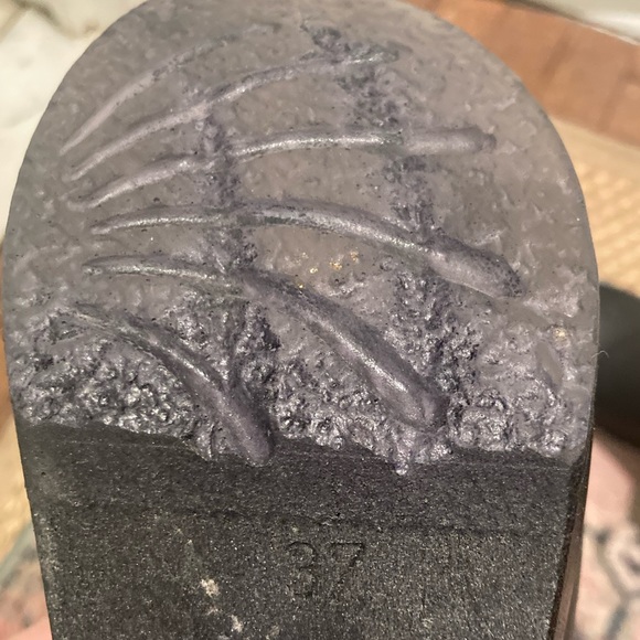 No. 6 Brand 5" Pull On Shearling Clog Boot on Mid on Black Base; Gently Worn - Picture 5 of 8